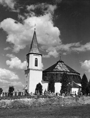 Wolkenbilder. Isny im Allgäu. Gottesackerkapelle Sankt Joseph (1752-1760 und 1774)