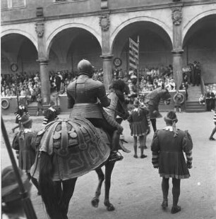 Turnierspiele 1936 : Dresden, Stallhof, Turnierspiele. Aufritt zum Turnier, Mann und Pferd im Harnisch