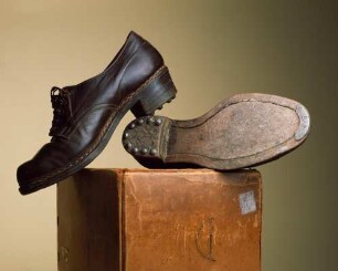 Schwere Wanderschuhe mit genagelter Sohle (Archivtitel)
