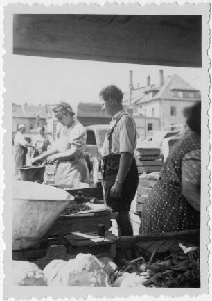 Marktfrauen beim Verkauf von Gemüse