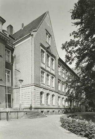 Bischofswerda, Kirchstraße 27. Grundschule. Nordostflügel von Süden