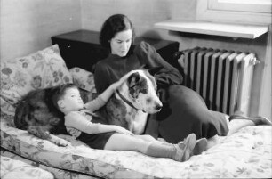 Bukarest: Haus des + Schriftleiters Wilhelm Müller, Frau Müller mit Junge und Hund auf Sofa, liegend