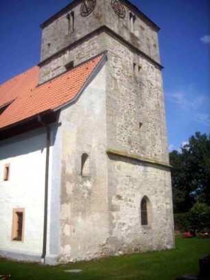 Evangelische Kirche - Kirchturm von Südosten über Kirchhof (romanischer Chorturm mit Turmchor)-Langhaus im Süden vorgezogen mit romanischem Fenster im Osten