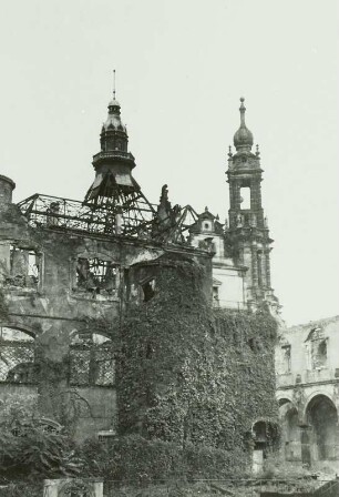 Ruine des Residenzschlosses und Turm der ehemaligen Katholischen Hofkirche : Dresden-Altstadt. Ruine des Residenzschlosses und Turm der ehemaligen Katholischen Hofkirche