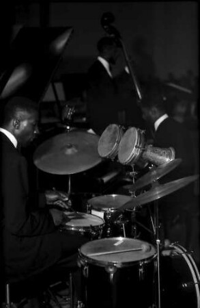 Donaueschingen: Donaueschinger Musiktage; Stadthalle; Modern Jazz Quartet; Vordergrund Conny Kay dahinter Lewis und Heath
