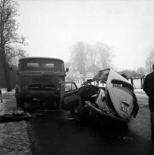 Unfall: Jersbeker Straße: Kollision von VW-Käfer mit Getränke-Lkw: rechts Mann: im Hintergrund Zaun, Straßenbäume und Bauerngehöft: Winter