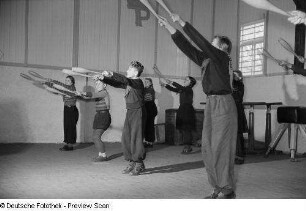 Mitglieder das Altmügelner Pionierensembles bei der rhythmischen Sportgymnastik mit Keulen