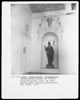 Nische mit Statue eines Bischofs