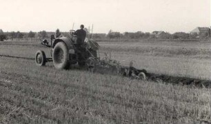 Feldarbeit mit Traktor in Königswartha : Wobdźěłanje role pola Rakec