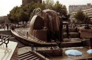 Berlin: Neuer "Klops" Brunnen vor dem Europa-Center