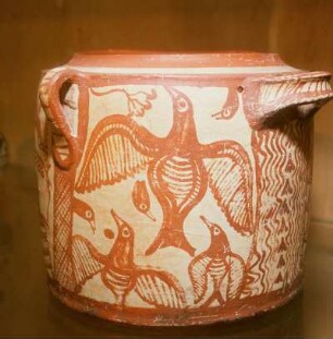 Pyxis aus Kalami Apokornou, Grab 1 : Chaniá. Archäologisches Museum. Pyxis mit Musikant, Vögel, Doppeläxte und Kulthörner, 1. Hälfte 13. Jh. v. Chr. Fundort: Kalami Apokoronou bei Aptera