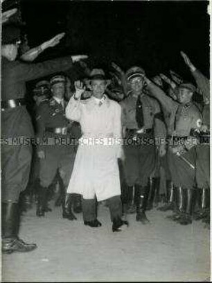 Ankunft von Joseph Goebbels zu einer Wahlkampfveranstaltung zur "Volksabstimmung über das Staatsoberhaupt des Deutschen Reiches"