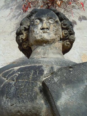 Quedlinburg - Roland am Rathaus : Der steinerne Roland am Rathaus von Quedlinburg ist nur 2,75 Meter groß und damit die kleinste unter den bekannten deutschen Rolandfiguren. Aufgenommen am 26. Oktober 2012