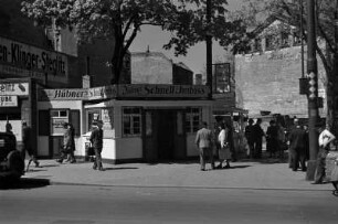 Zerstörtes Berlin : Berlin-Steglitz. Straßenbild mit Hübners Schnell-Imbiss (Inhaber Willy Hübner)