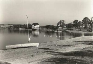 Talsperre Pirk. Bootsanlegestelle mit Blick auf das Kavaliershaus und Jugendherberge Dobeneck
