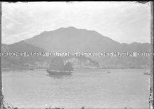 Dschunke mit aufgestellten Segeln, Ostasien