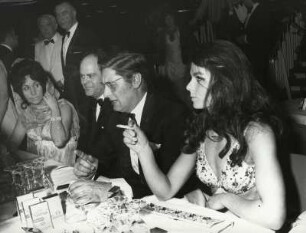 Günter Pfitzmann und seine Ehefrau Lilo Giebken. Presseball 1971
