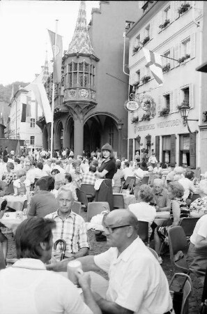 Freiburg: Vollbesetzter Münsterplatz vor dem Kaufhaus