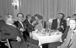 Glotterbad: Kurhaus; Tisch; (links Carl Egon Mez)