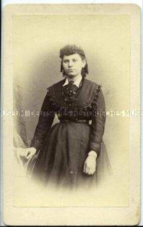 Junge Frau im dunklen Kleid, Carte de Visite