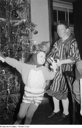 Kinderschauspiel auf der Weihnachtsfeier des VEB Offizin "Andersen Nexö"