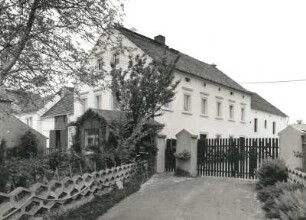 Radeburg-Bärwalde, Im Winkel 9. Wohnhaus mit Stallanbau (1886/1900)