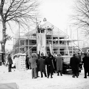 Glashütter Kirchenweg: Richtfest des Rathauses: vorne Gäste, Winterbild