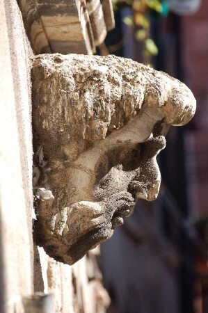 steinerner Kopf an einem Palast im Stadtteil San Marco