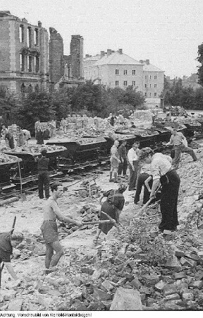 Dresden, u.a. Biergarten an der Augustusbrücke - Elbufer - Dr.-Rudolf-Friedrichs-Brücke (Carolabrücke), Vorbereitungen zum Neubau - Trümmerbahn - Neustädter Markt - Semperoper, April 1952