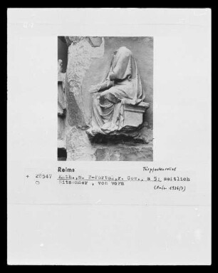 Nördliches Westportal — Südlicher Türpfosten — Sitzende Figur, a 5