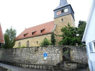 Ansicht von Süden mit Kirche (Kirchturm als Chorturm) über Kirchhofmauer