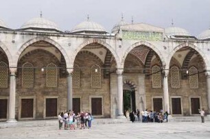 Istanbul - Innenhof der Blauen Moschee : Blick in den Innenhof der Blauen Moschee, aufgenommen in Istanbul am 30. Juni 2010
