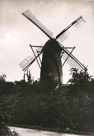 Xanten. Mittelalterliche Windmühle auf der Stadtmauer, errichtet Ende des 14. Jh. als Teil der Stadtbefestigung