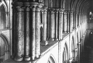 Eu (Seine-Maritime), ehem. Kollegiatkirche St. Laurent (Église N.-D.-et St-Laurent), Inneres: obere Seitenschiffsarkaden: Bündelpfeiler