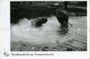 Taucher bei Unterwasser-Arbeiten am Bahnhof Jannowitzbrücke