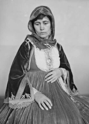 Frau in griechischer Tracht
