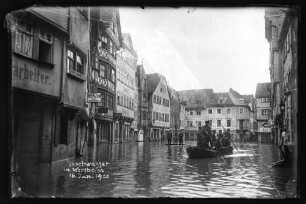 Hochwasser Marktplatz mit Personen auf Schelch und Floß, mit Schriftzug "Hochwasser in Wertheim 16. Jan. 1920"
