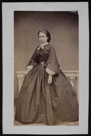 Porträt Marie Quanter (1840-1918; Schauspielerin). Albuminabzug auf Karton (Carte-de-visite mit Atelieraufdruck verso). Dresden, vor bzw. 1869