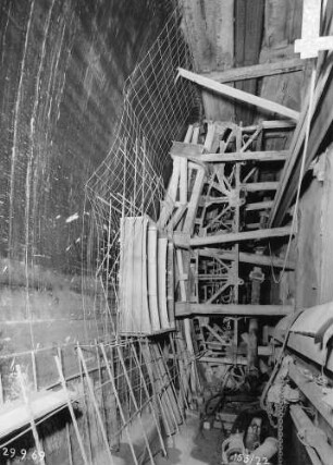 Tunnel bei Hölzern in km 528,925 Betonschalwagen in der Ulme