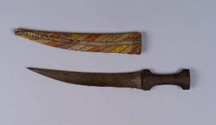 Krummdolch vom Typ Jambiya (a) mit Scheide (b)