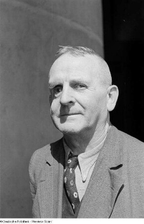 Portrait eines Mannes mit deformiertem Gesicht