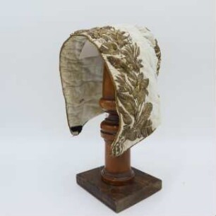 Gequiltete Weiße Trachtenhaube mit Goldener Metallstickerei