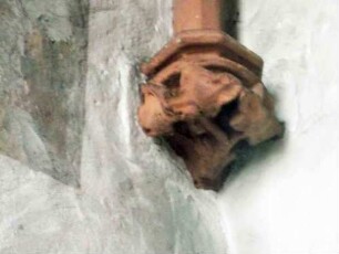Langhaus Innen-Seitenschiff Nord im Südosten - ornamentierter Kämpfer (Blattornamentik) mit aufgehender Kreuzrippe im Detail