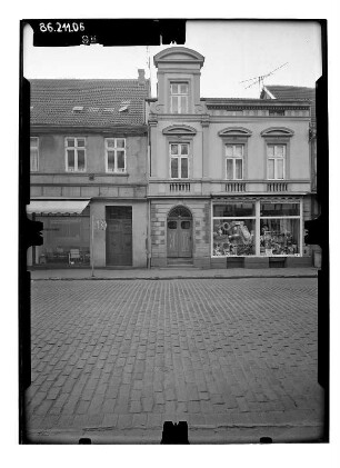 Grabow, Karl-Marx-Straße (Große Straße) 5/4. Wohnhäuser mit Läden. Straßenfront (Teilansicht)