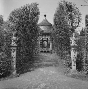 Pavillon 1765 (vermutlich J. P. Wagner), Büsten vor dem Laubengang von F. Tietz