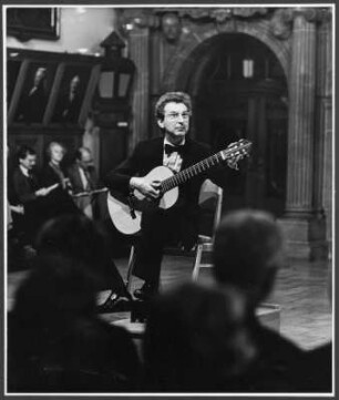 Konrad Ragossnig : Portrait des Gitarristen Konrad Ragossnig im Rathaus-Festsaal in Leipzig