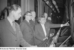 Schwedische Delegation im Georgi-Dimitroff-Museum (heutiges Bundesverwaltungsgericht)