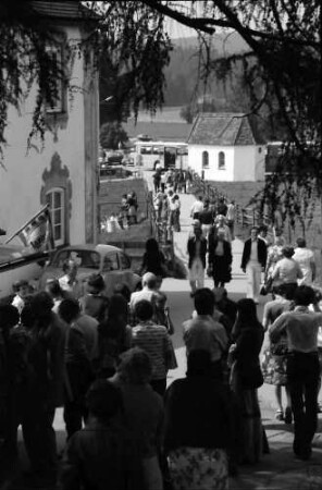 Wies: Touristen pilgern zur Wieskirche [Wallfahrtskirche zum Gegeißelten Heiland auf der Wies]