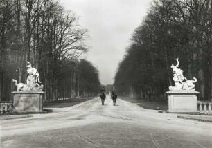 Dresden. Großer Garten. Blick vom Palais stadtwärts in die Hauptallee mit reitenden Besuchern und Kentaurengruppen Nessus raubt Dejanira ((links); um 1920; nach A. Corradini) und Eurytion raubt Hippodameia ((rechts); 1937; nach A. Corradini)