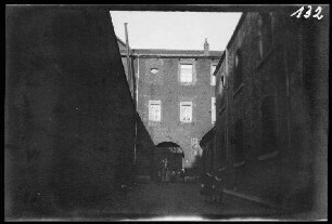 Lille (Dep. Nord, Frankreich): Haus mit Torbogen (Porte de Roubaix (?))